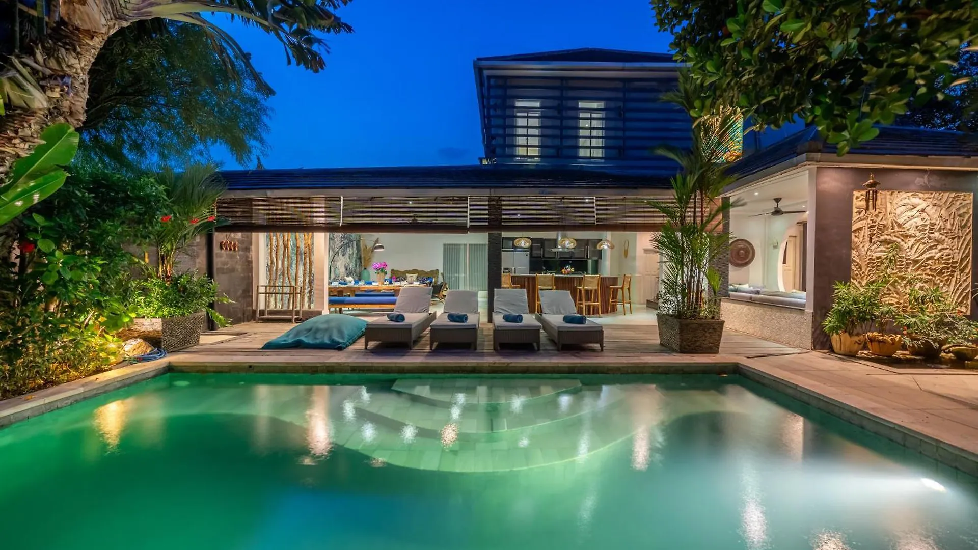 Villa Alchemy Private 4 Bedroom Eat Street 10 Steps To Revolver Cafe Seminyak