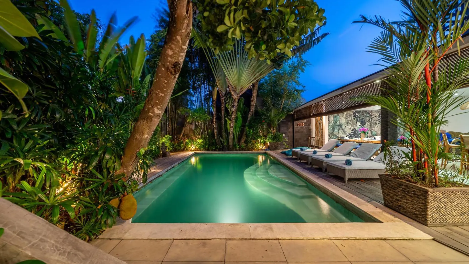 Villa Alchemy Private 4 Bedroom Eat Street 10 Steps To Revolver Cafe Seminyak  Seminyak (Bali)