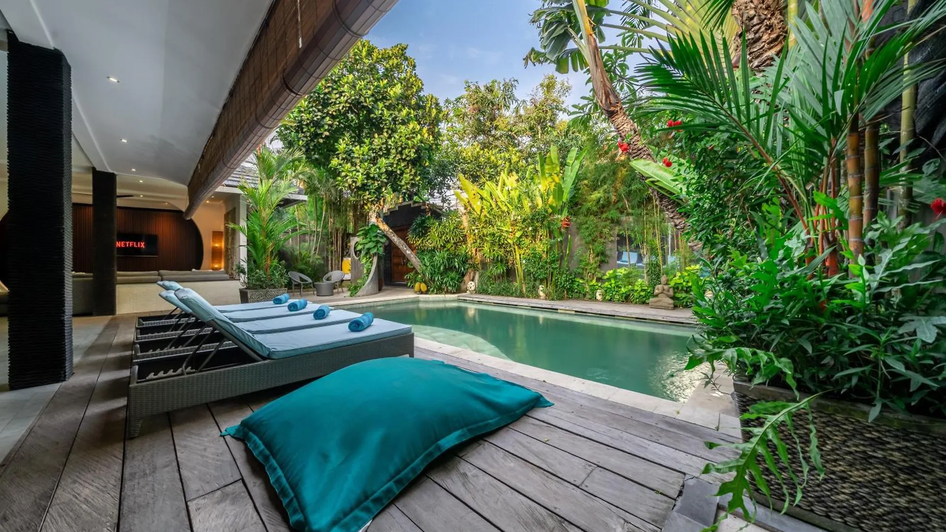 Villa Alchemy Private 4 Bedroom Eat Street 10 Steps To Revolver Cafe Seminyak