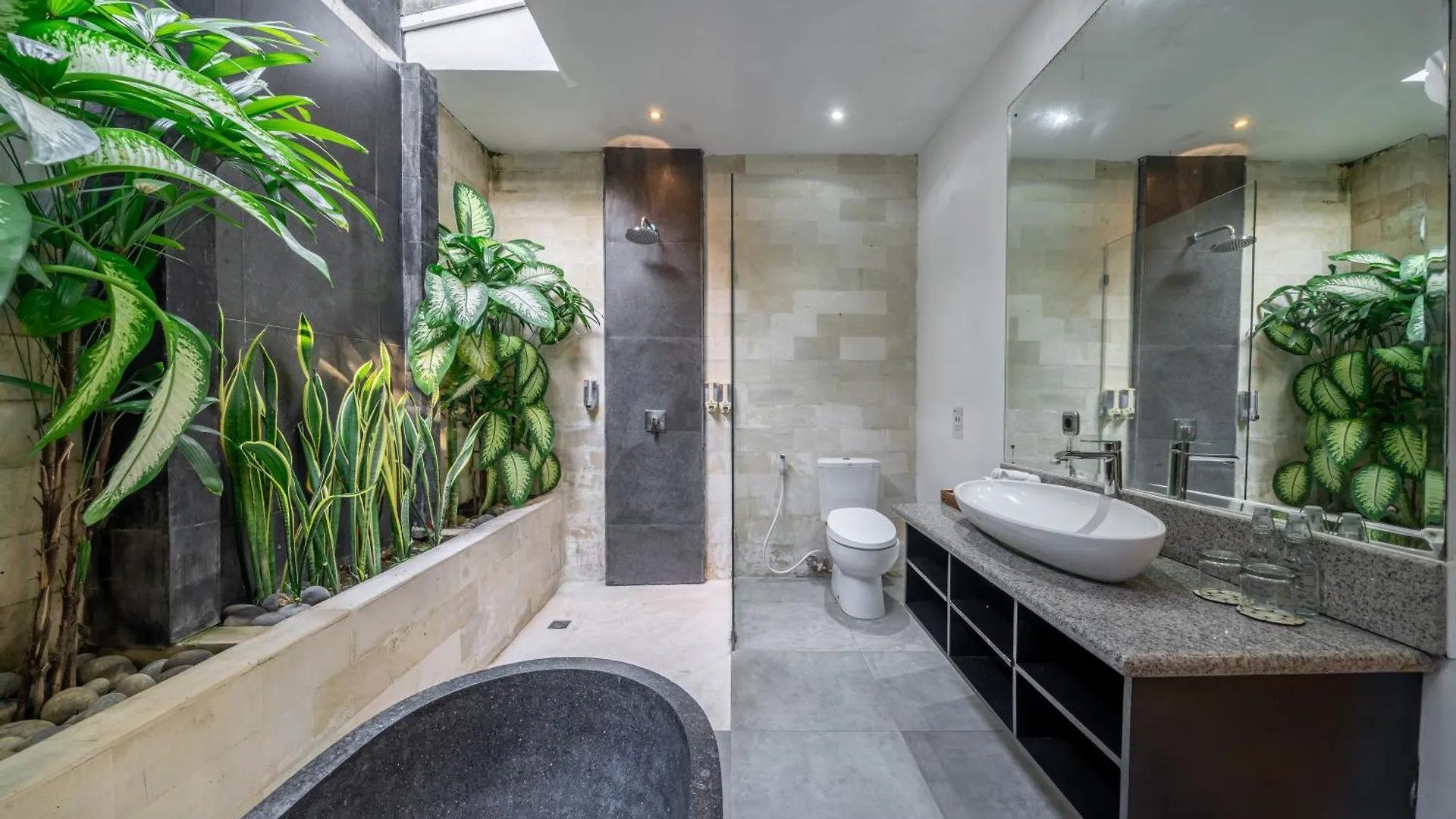 Villa Alchemy Private 4 Bedroom Eat Street 10 Steps To Revolver Cafe Seminyak   Seminyak (Bali)