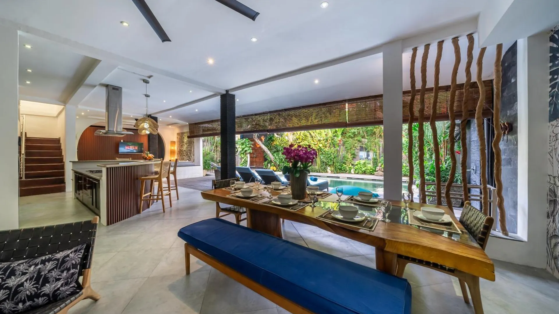 Villa Alchemy Private 4 Bedroom Eat Street 10 Steps To Revolver Cafe Seminyak  Indonesia