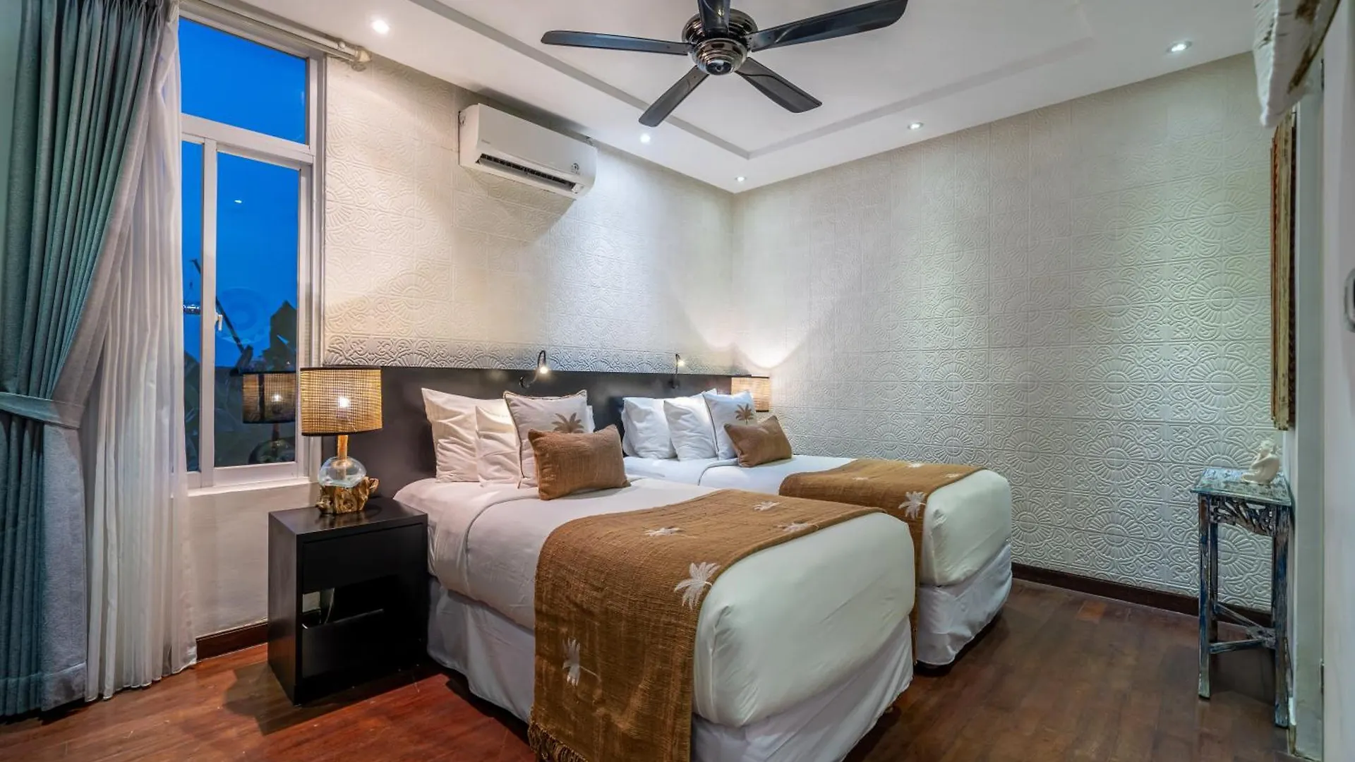 Villa Alchemy Private 4 Bedroom Eat Street 10 Steps To Revolver Cafe Seminyak