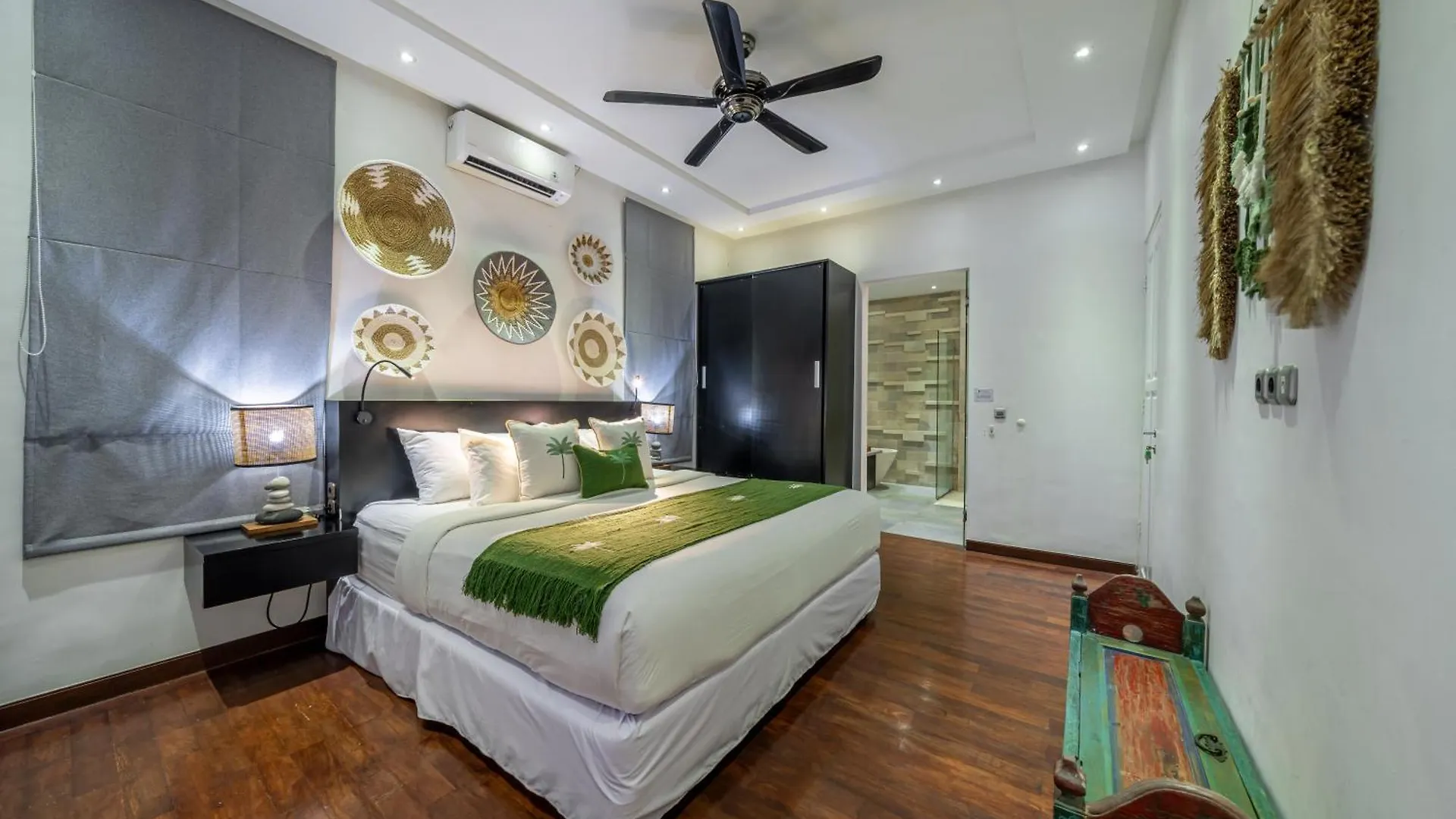 Villa Alchemy Private 4 Bedroom Eat Street 10 Steps To Revolver Cafe Seminyak  0*, Seminyak (Bali)