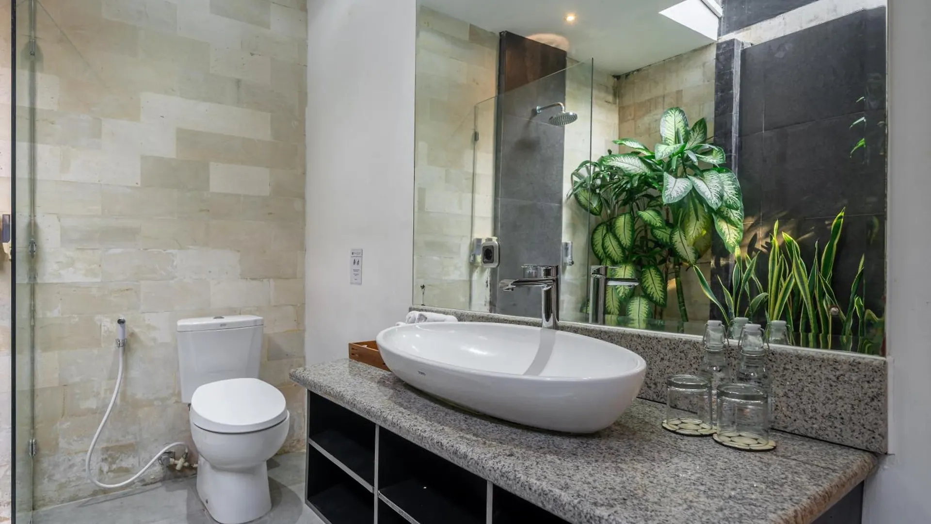 Villa Alchemy Private 4 Bedroom Eat Street 10 Steps To Revolver Cafe Seminyak  0*, Seminyak (Bali)