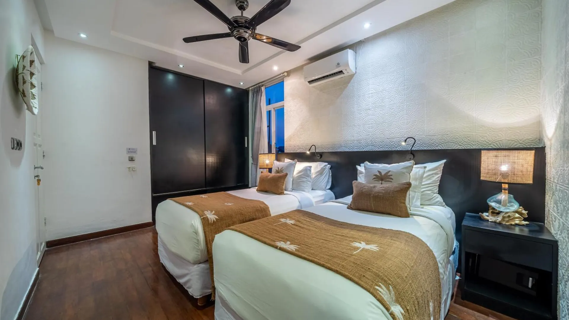 Villa Alchemy Private 4 Bedroom Eat Street 10 Steps To Revolver Cafe Seminyak
