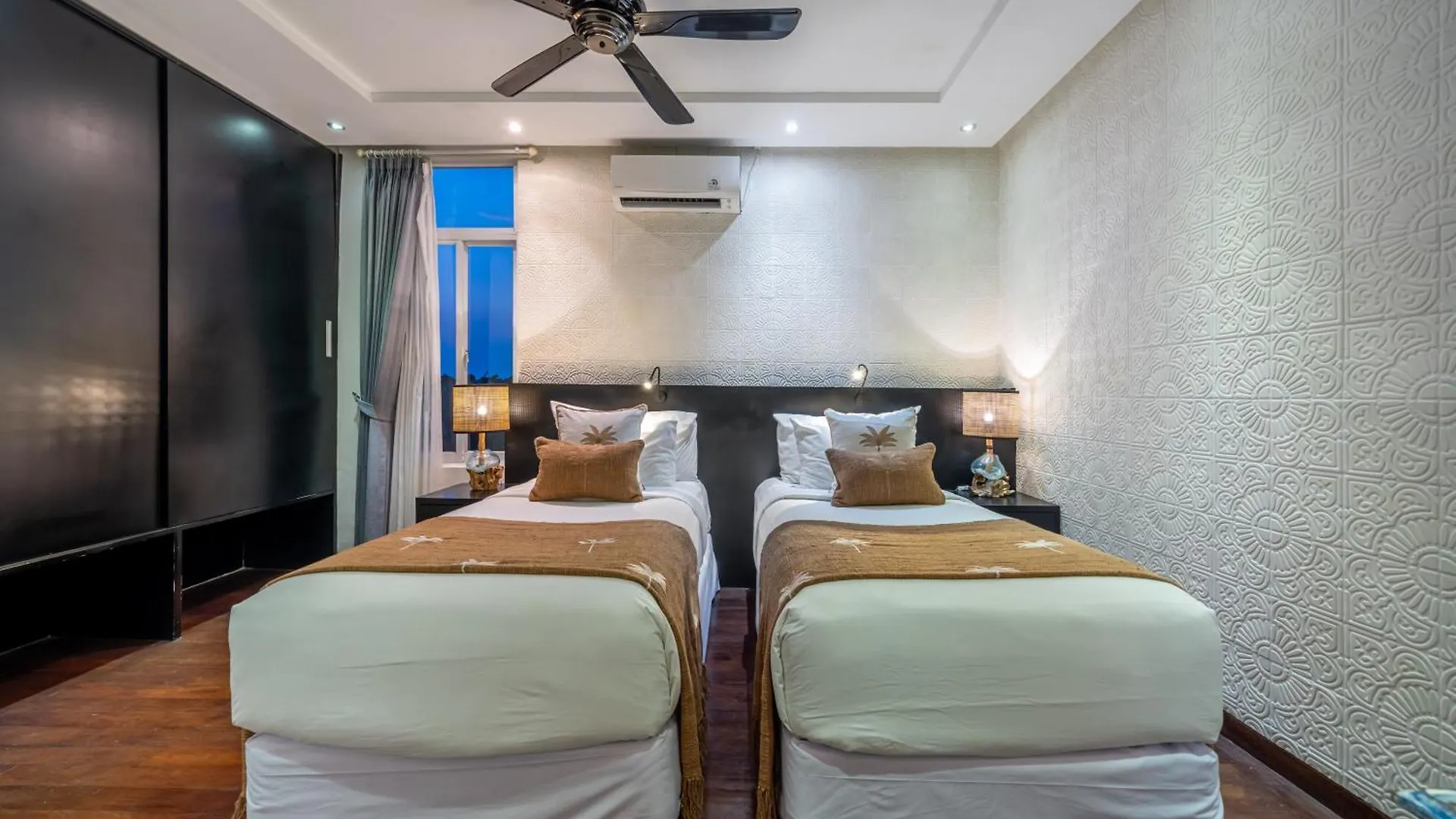 Villa Alchemy Private 4 Bedroom Eat Street 10 Steps To Revolver Cafe Seminyak