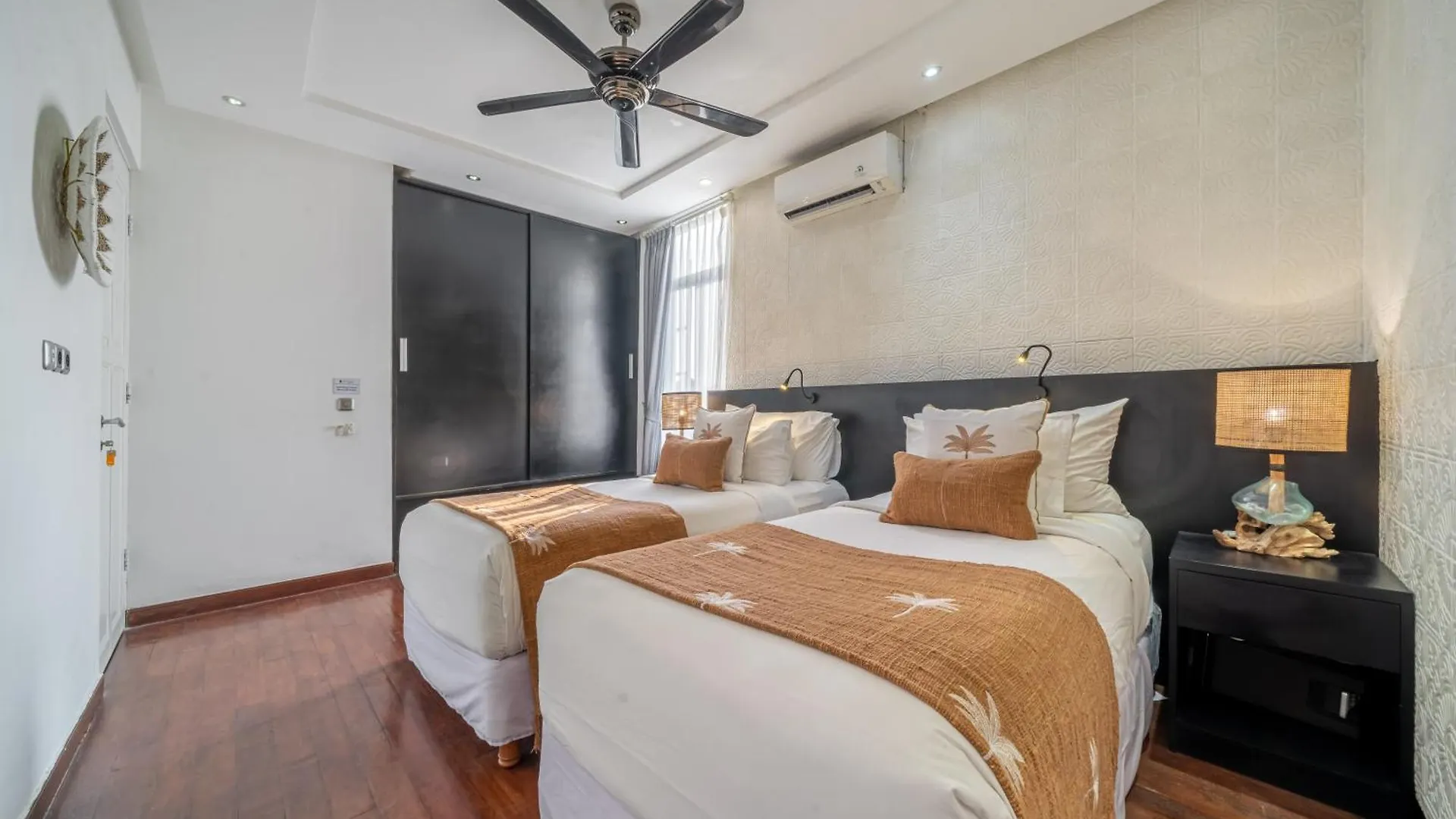 Villa Alchemy Private 4 Bedroom Eat Street 10 Steps To Revolver Cafe Seminyak  Seminyak (Bali)