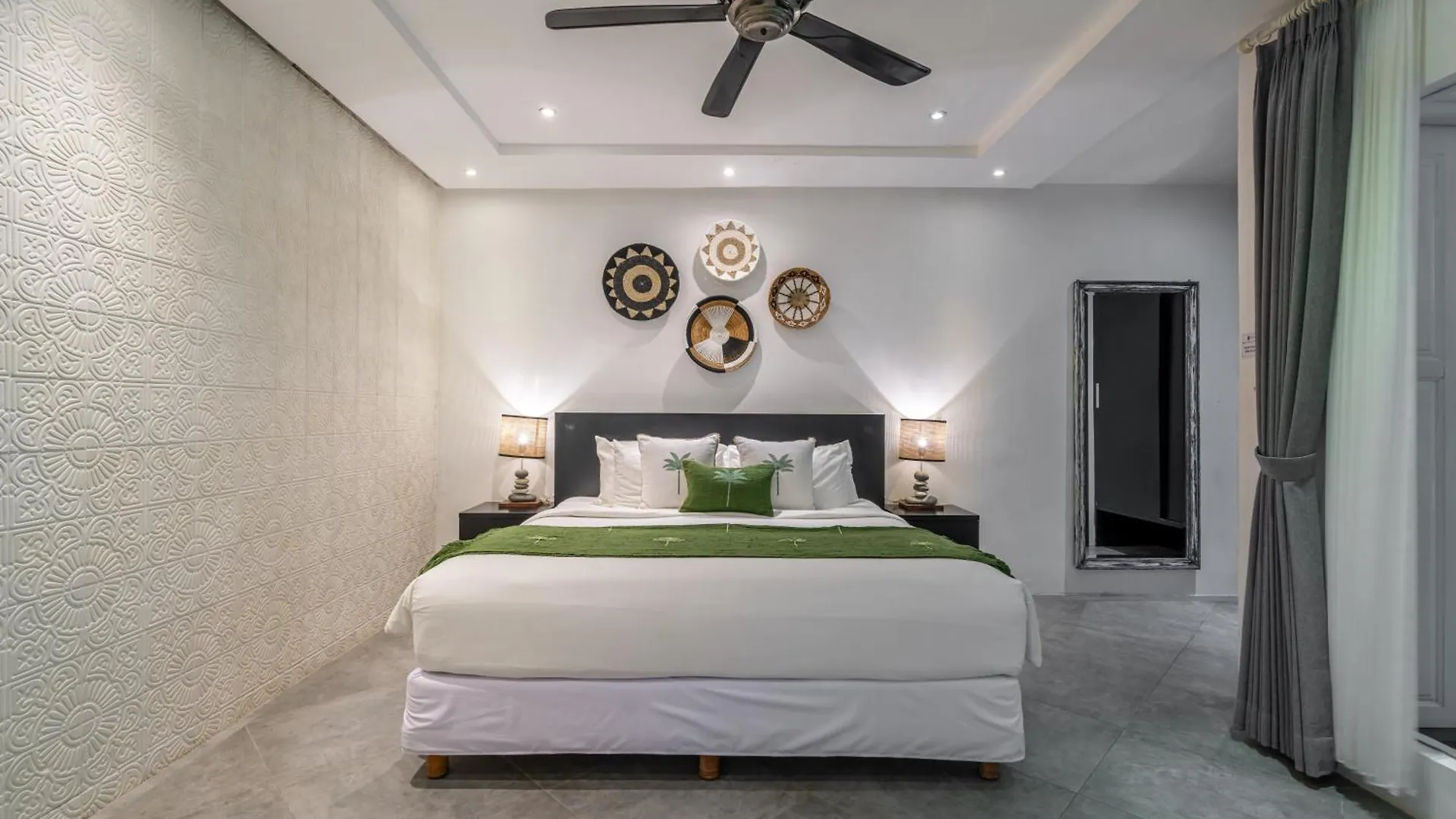 Villa Alchemy Private 4 Bedroom Eat Street 10 Steps To Revolver Cafe Seminyak  Seminyak (Bali)