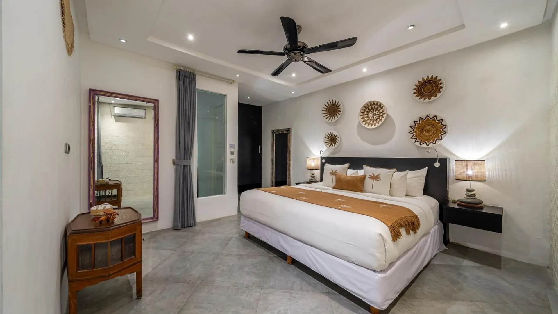 Villa Alchemy Private 4 Bedroom Eat Street 10 Steps To Revolver Cafe Seminyak  Indonesia