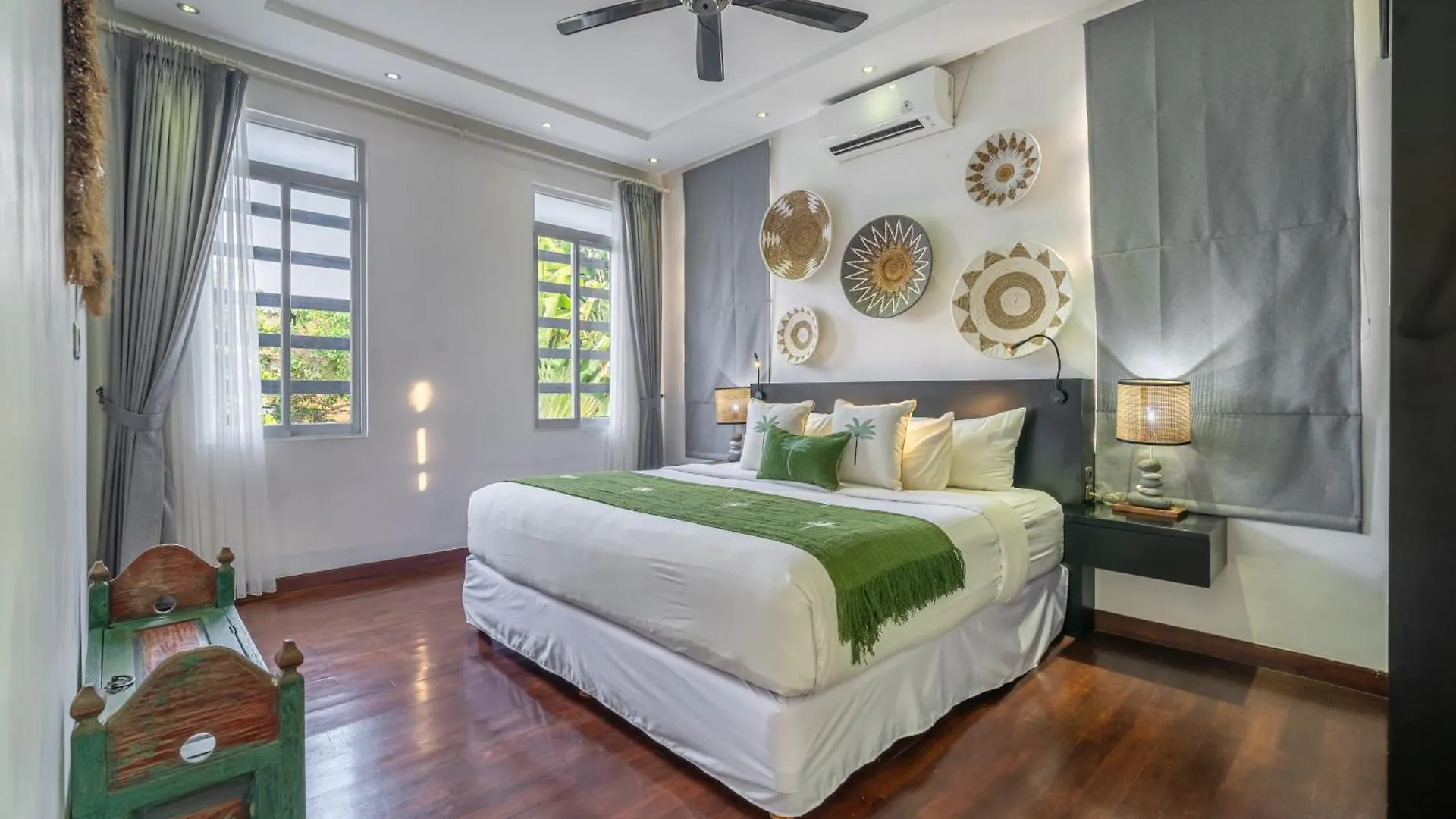 Villa Alchemy Private 4 Bedroom Eat Street 10 Steps To Revolver Cafe Seminyak  Indonesia