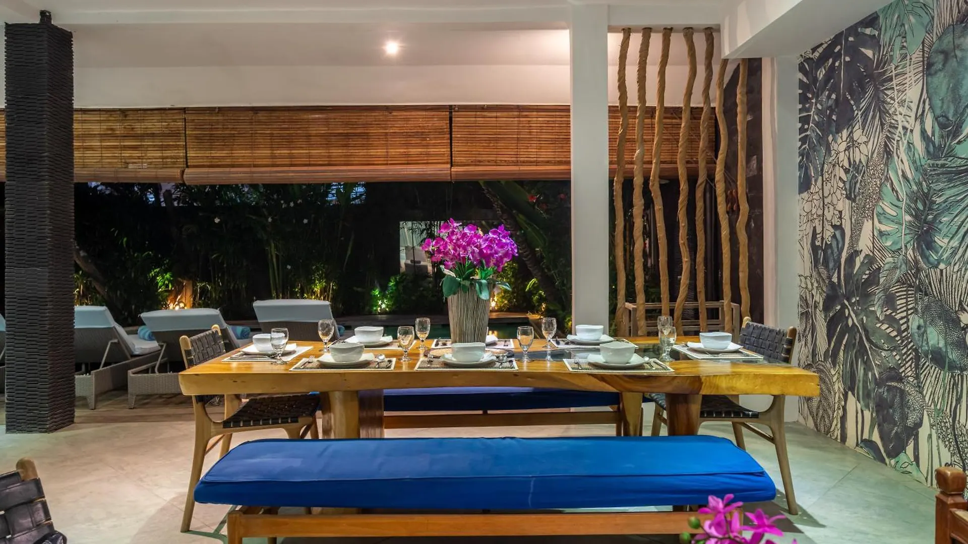 Villa Alchemy Private 4 Bedroom Eat Street 10 Steps To Revolver Cafe Seminyak  Indonesia