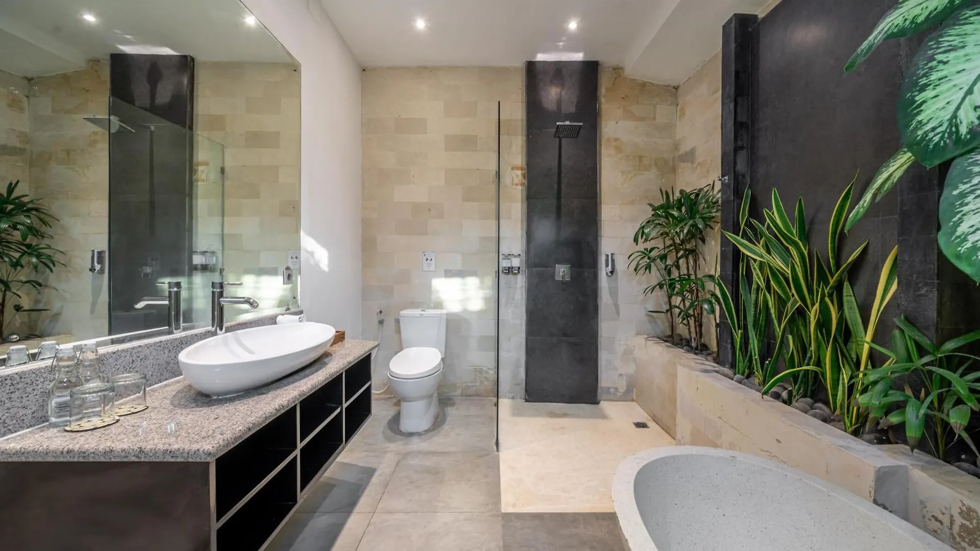 Villa Alchemy Private 4 Bedroom Eat Street 10 Steps To Revolver Cafe Seminyak  Indonesia