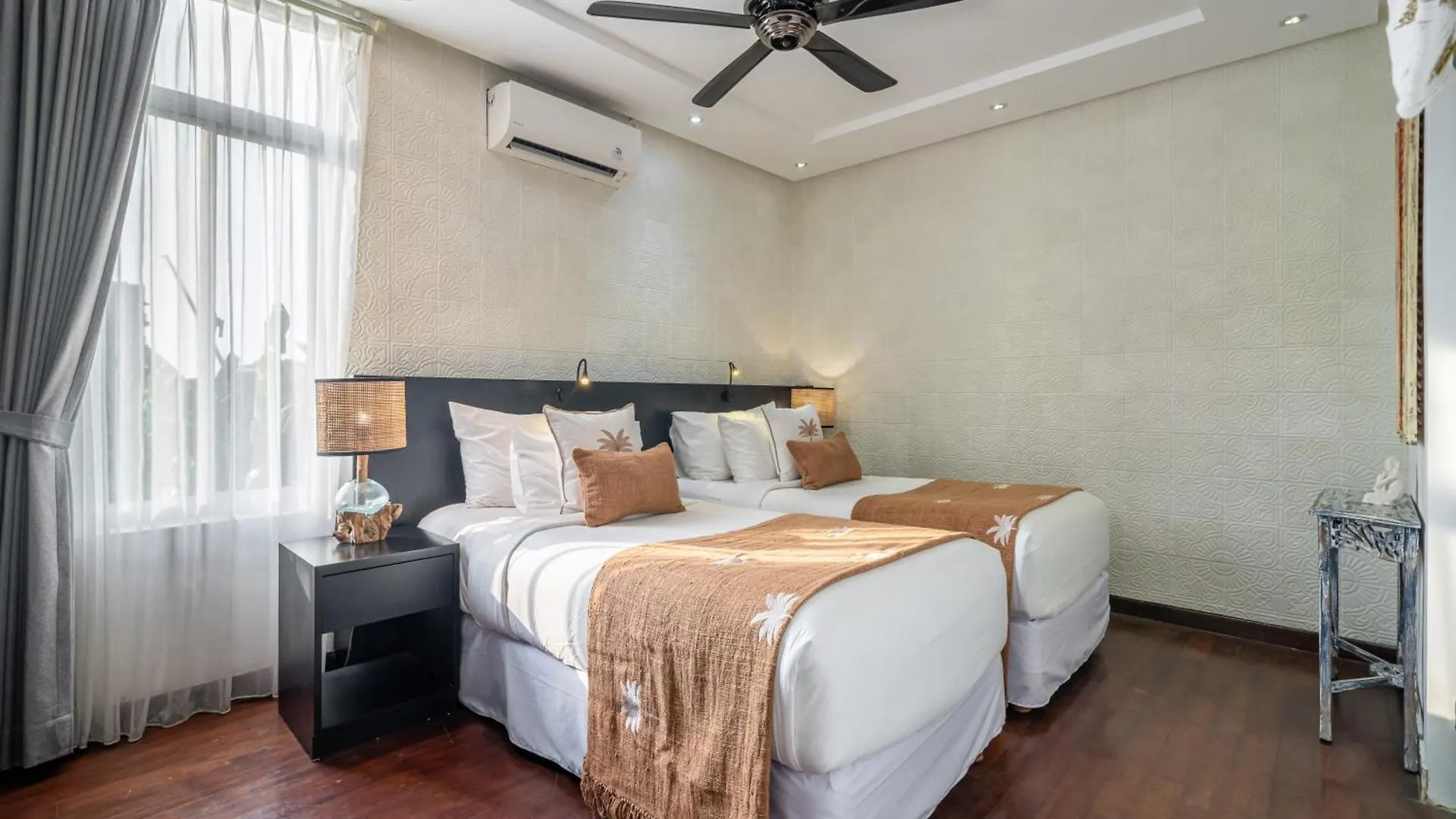 Villa Alchemy Private 4 Bedroom Eat Street 10 Steps To Revolver Cafe Seminyak  0*, Seminyak (Bali)