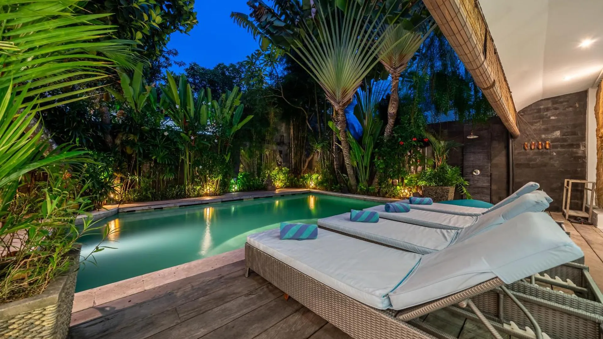 Villa Alchemy Private 4 Bedroom Eat Street 10 Steps To Revolver Cafe Seminyak  Indonesia