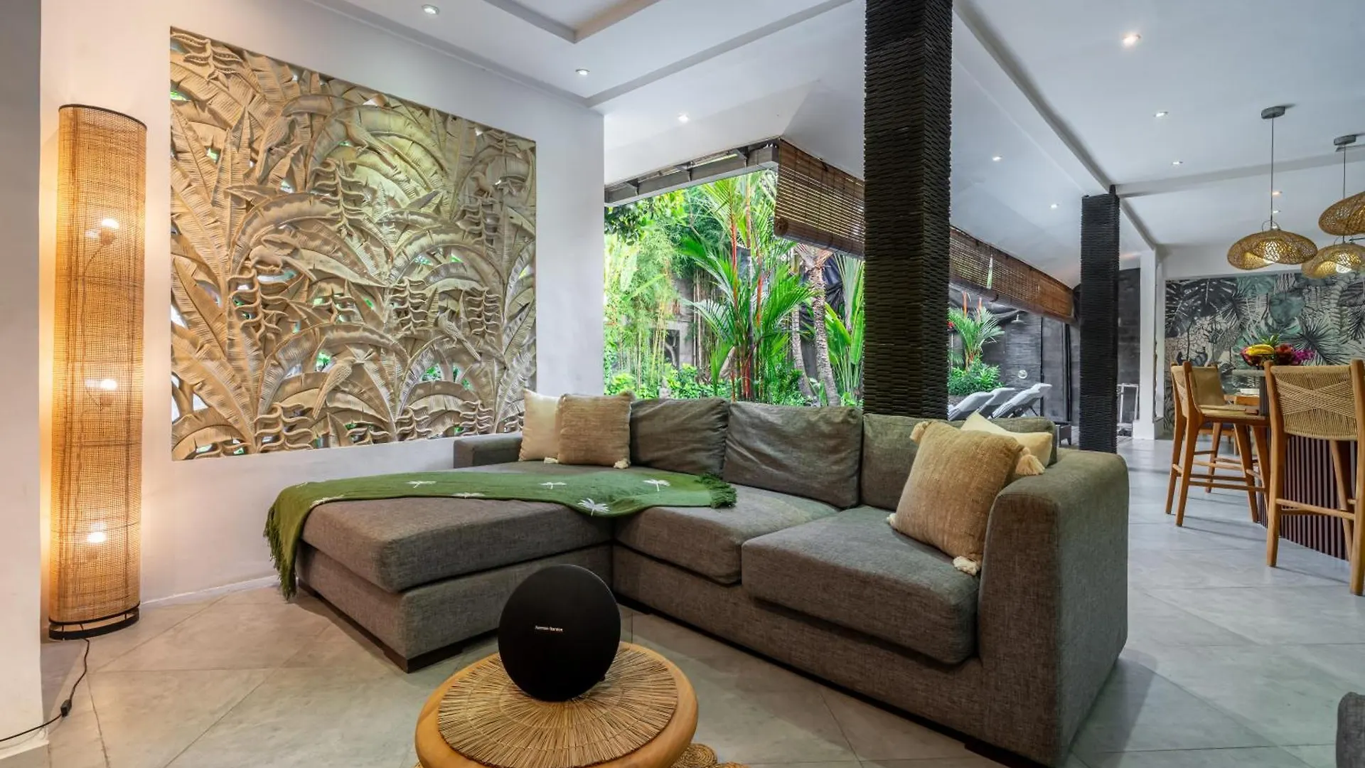 Villa Alchemy Private 4 Bedroom Eat Street 10 Steps To Revolver Cafe Seminyak  Seminyak (Bali)