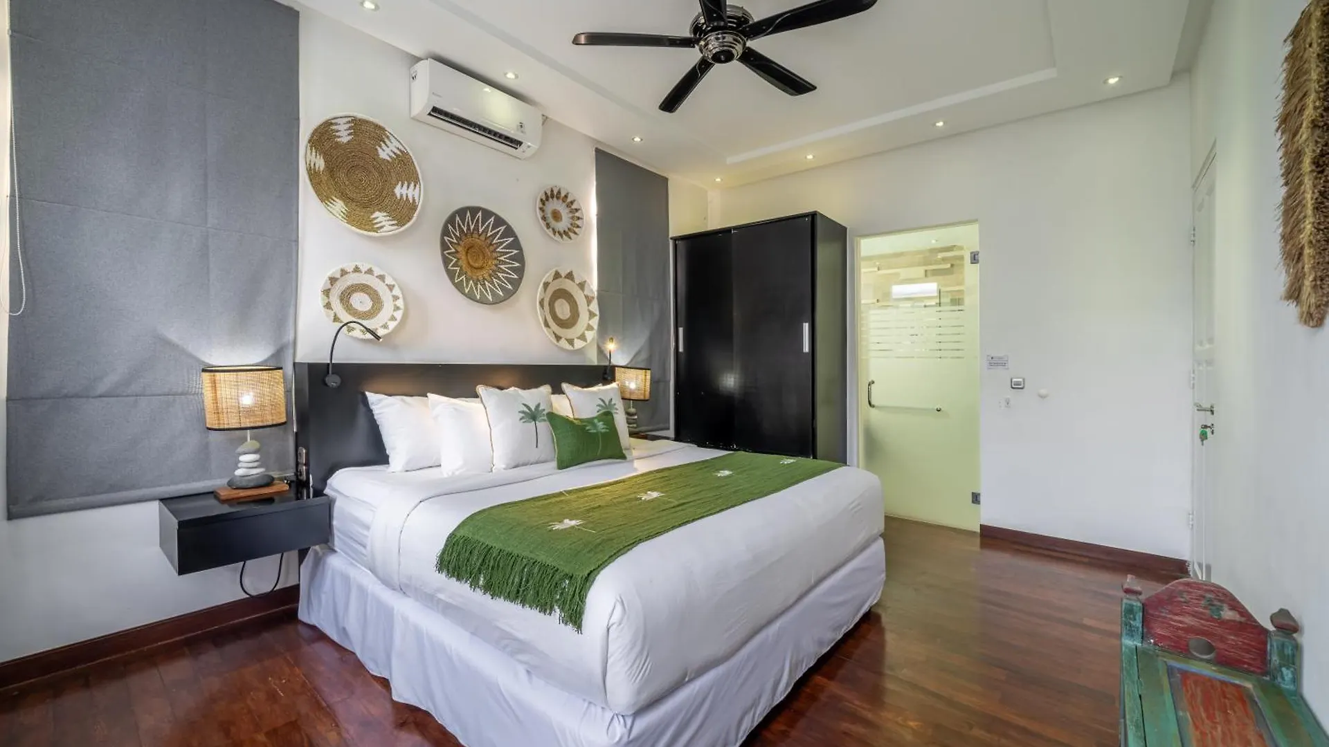 Villa Alchemy Private 4 Bedroom Eat Street 10 Steps To Revolver Cafe Seminyak